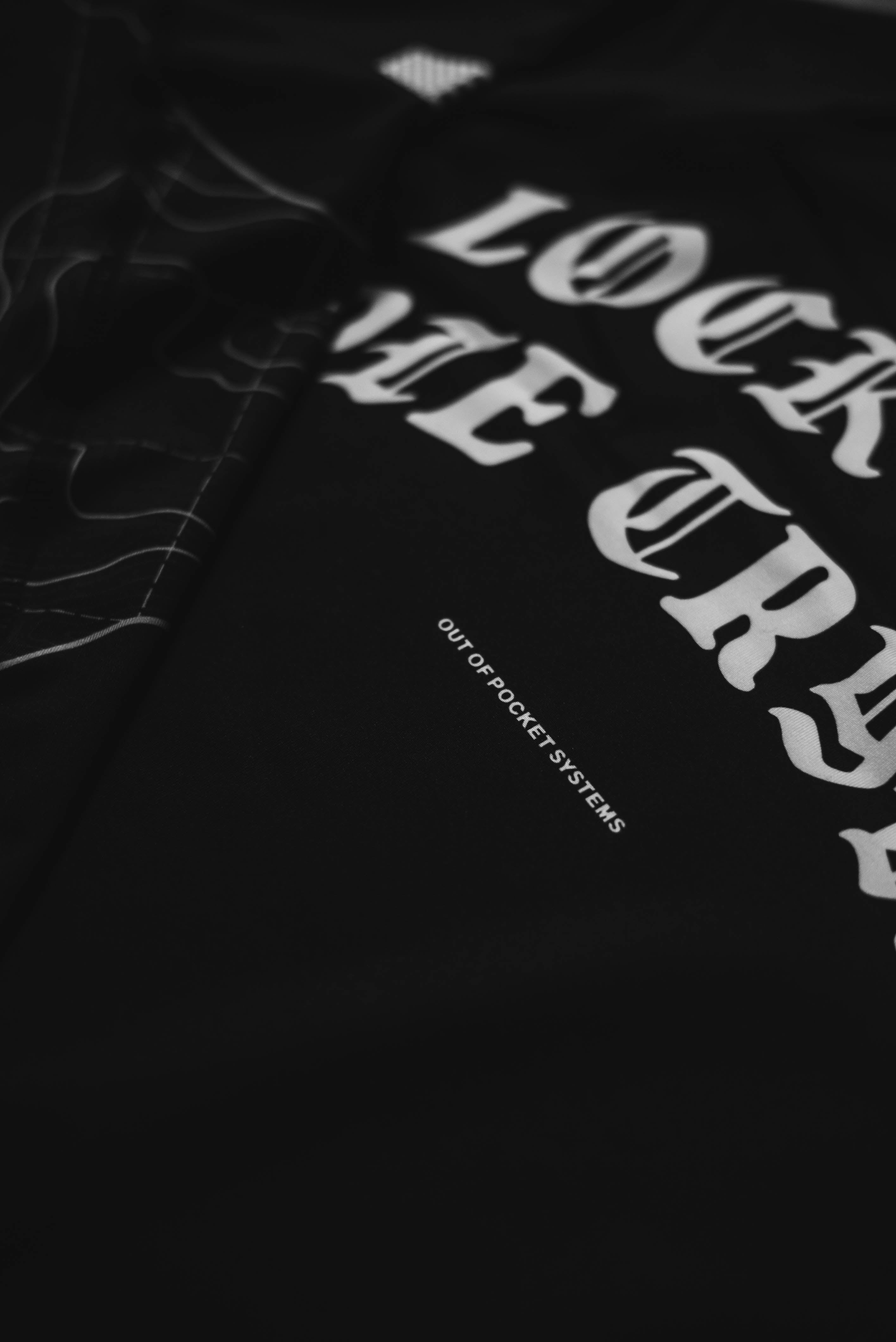 LOCK IN RASH GUARD